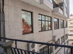 ventanas del local naturpatia saluz exterior